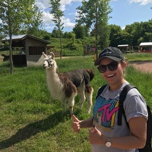 Meet your Posher, Thea